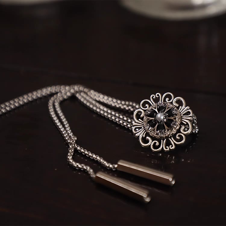 Exquisite Lace Imitation Pearl Round Pendant Bolo Tie
