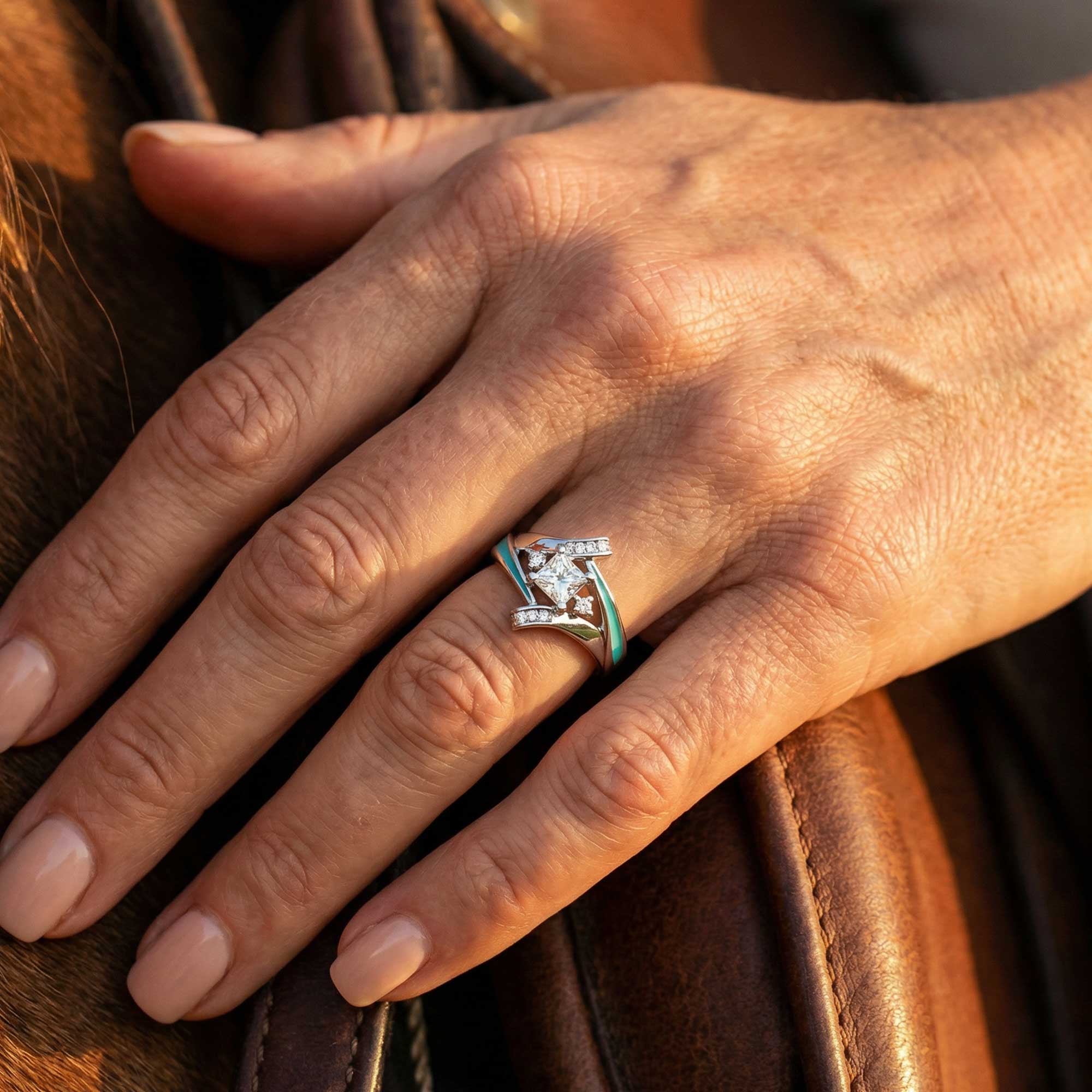 Milky Way Kiss Ring - Moissanite